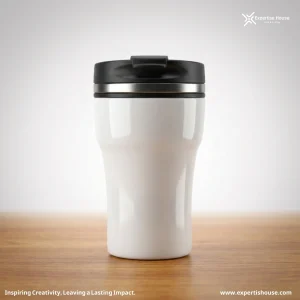 كوب سفري أبيض فاخر مع غطاء أسود وحلقة معدنية